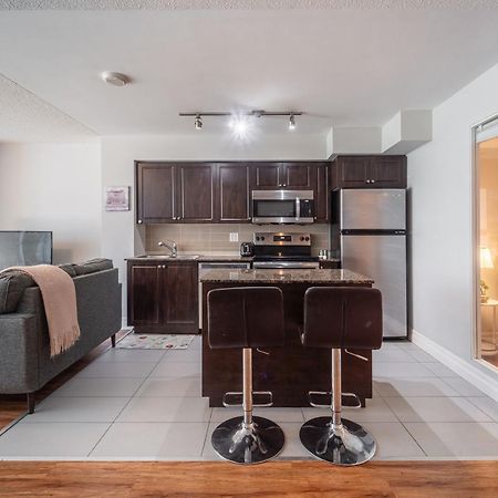 Spacious 2 Bedroom Plus Den, 2 Bath, Sleeps 5 With Balcony And Lakeview Downtown Toronto Condo المظهر الخارجي الصورة