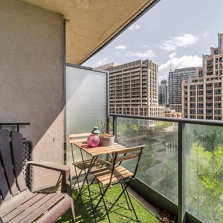 Spacious 2 Bedroom Plus Den, 2 Bath, Sleeps 5 With Balcony And Lakeview Downtown Toronto Condo المظهر الخارجي الصورة