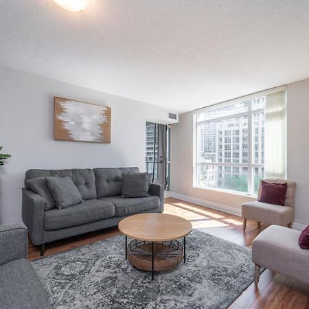 Spacious 2 Bedroom Plus Den, 2 Bath, Sleeps 5 With Balcony And Lakeview Downtown Toronto Condo المظهر الخارجي الصورة