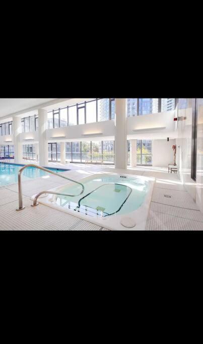 Spacious 2 Bedroom Plus Den, 2 Bath, Sleeps 5 With Balcony And Lakeview Downtown Toronto Condo المظهر الخارجي الصورة