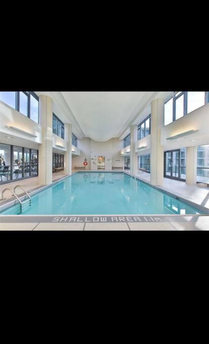Spacious 2 Bedroom Plus Den, 2 Bath, Sleeps 5 With Balcony And Lakeview Downtown Toronto Condo المظهر الخارجي الصورة