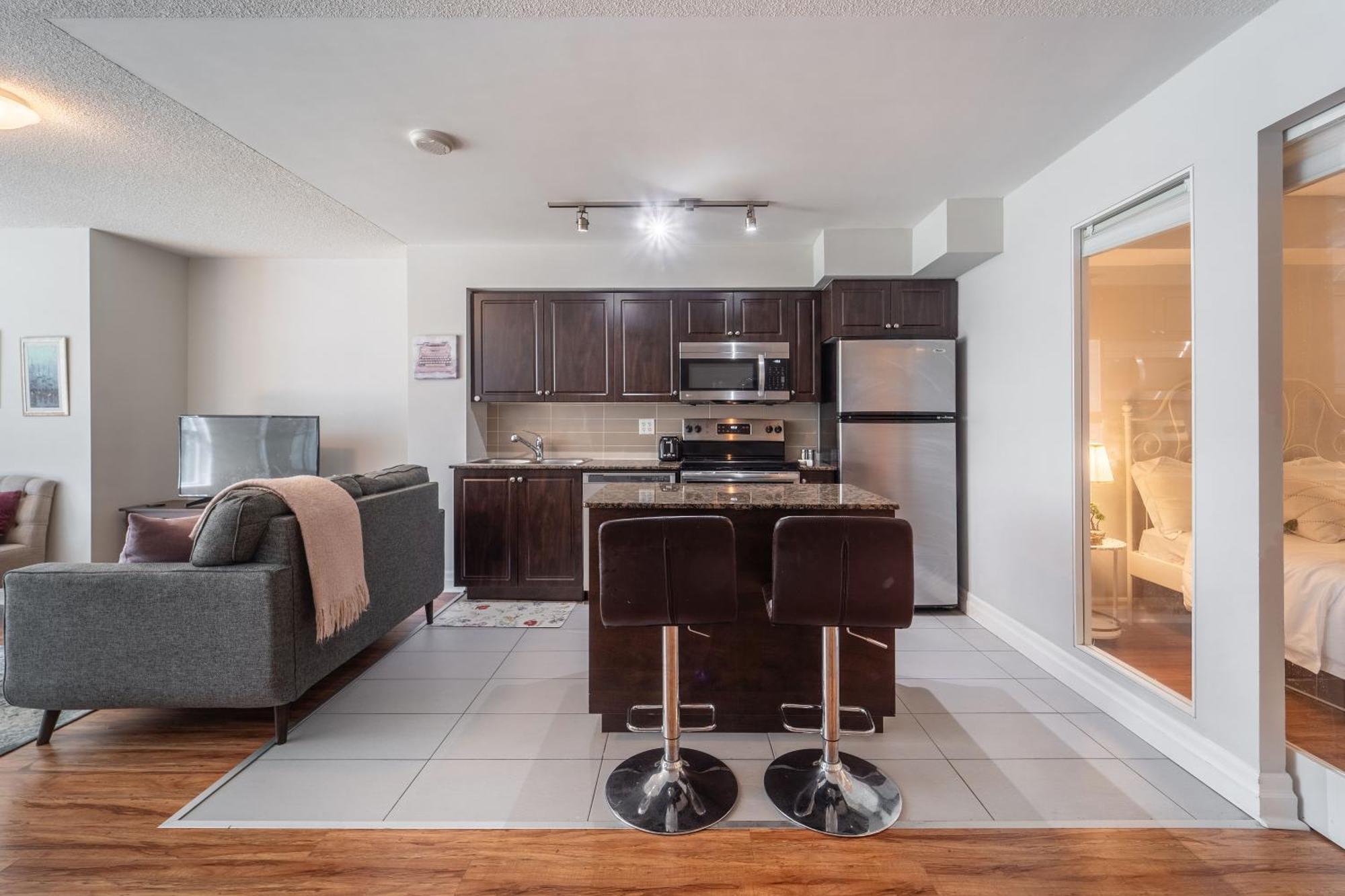 Spacious 2 Bedroom Plus Den, 2 Bath, Sleeps 5 With Balcony And Lakeview Downtown Toronto Condo المظهر الخارجي الصورة