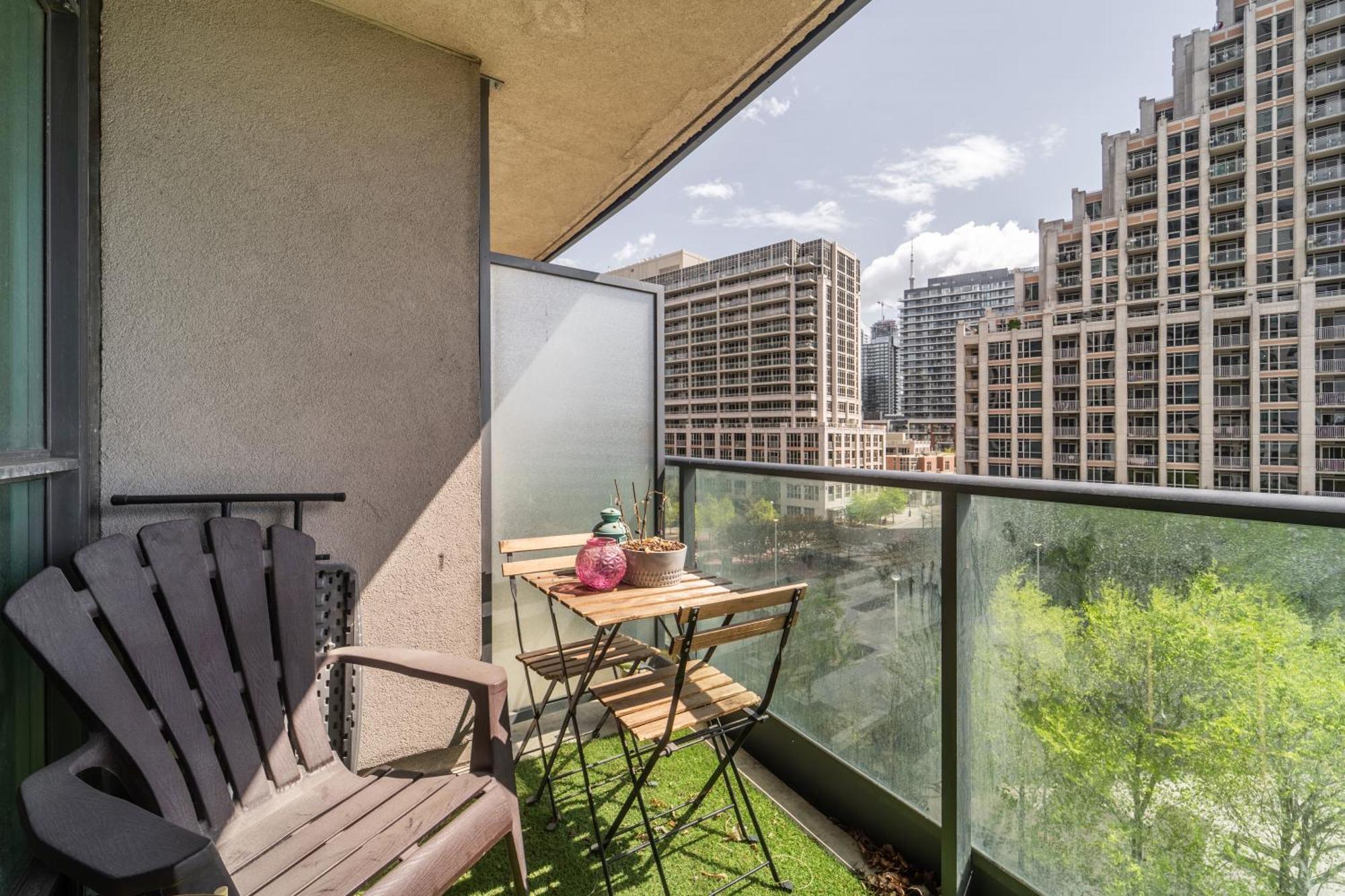 Spacious 2 Bedroom Plus Den, 2 Bath, Sleeps 5 With Balcony And Lakeview Downtown Toronto Condo المظهر الخارجي الصورة