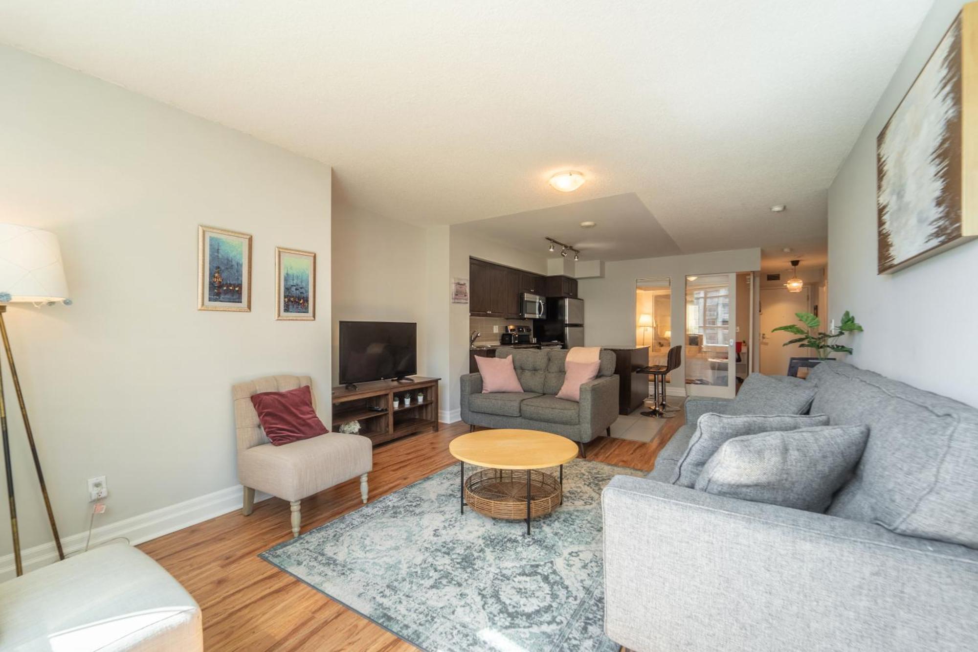 Spacious 2 Bedroom Plus Den, 2 Bath, Sleeps 5 With Balcony And Lakeview Downtown Toronto Condo المظهر الخارجي الصورة