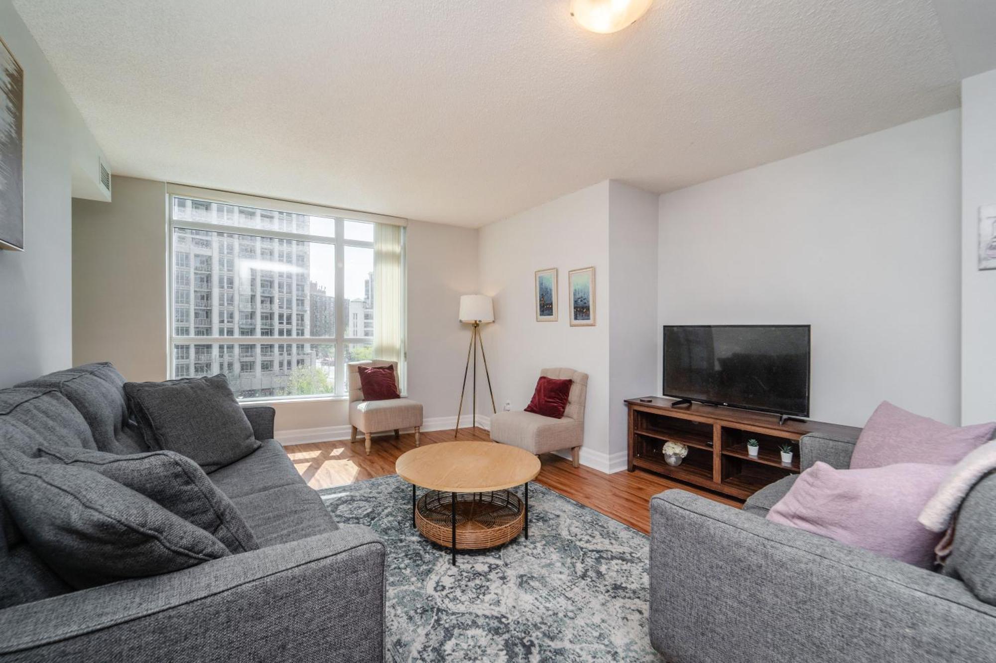 Spacious 2 Bedroom Plus Den, 2 Bath, Sleeps 5 With Balcony And Lakeview Downtown Toronto Condo المظهر الخارجي الصورة