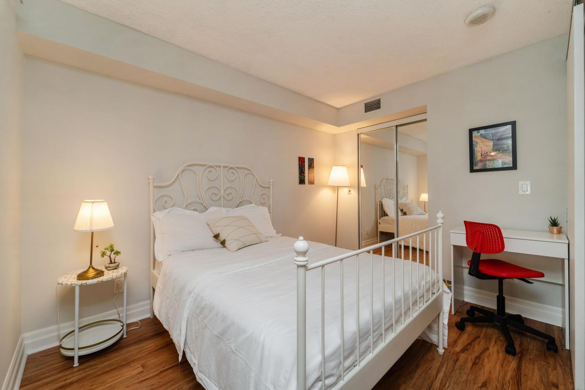 Spacious 2 Bedroom Plus Den, 2 Bath, Sleeps 5 With Balcony And Lakeview Downtown Toronto Condo المظهر الخارجي الصورة