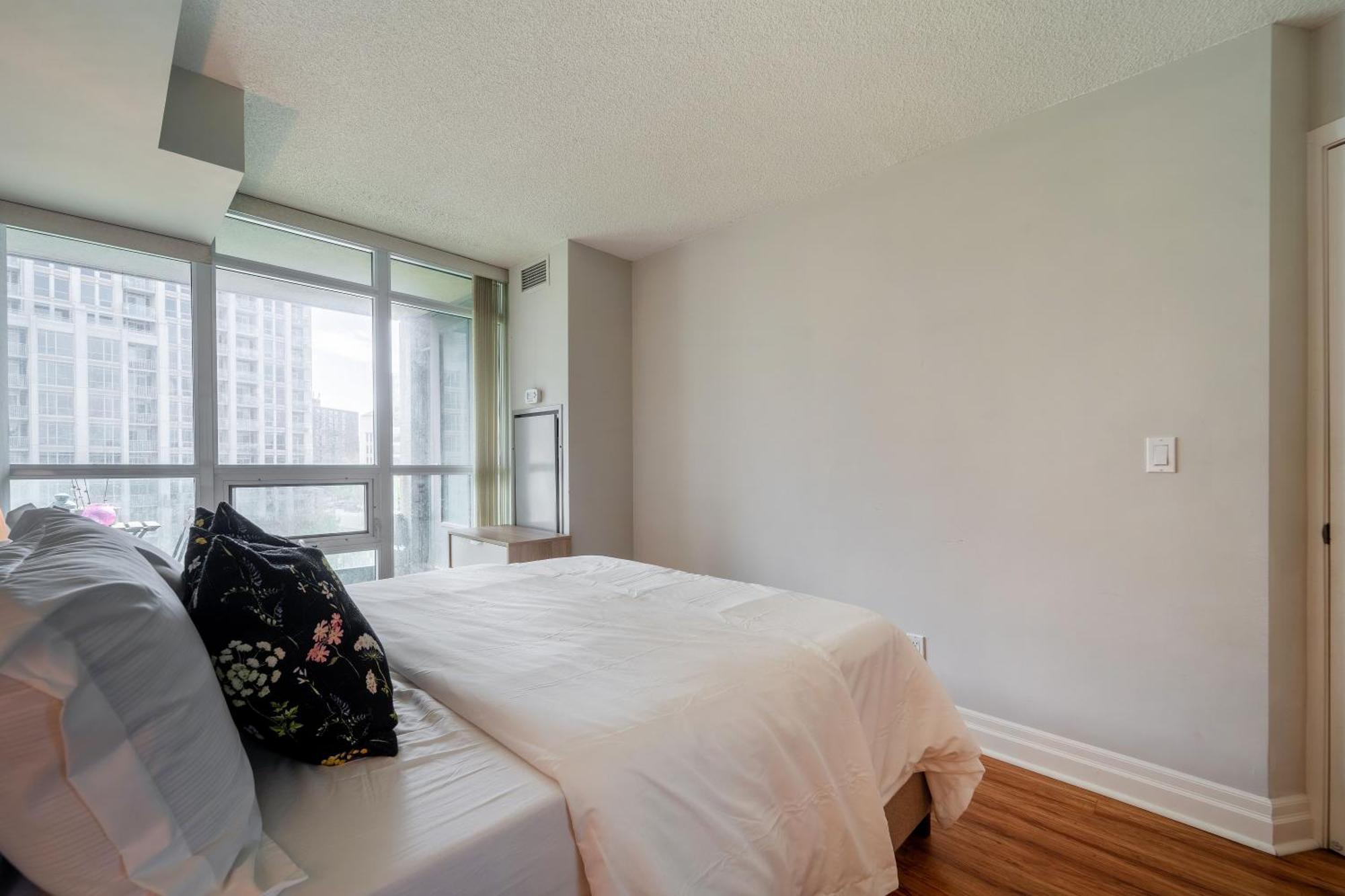 Spacious 2 Bedroom Plus Den, 2 Bath, Sleeps 5 With Balcony And Lakeview Downtown Toronto Condo المظهر الخارجي الصورة