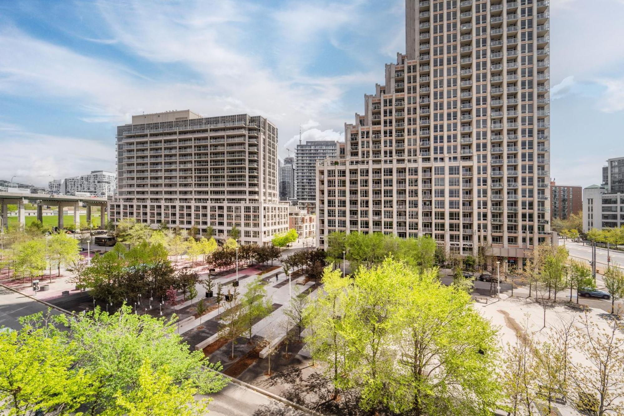 Spacious 2 Bedroom Plus Den, 2 Bath, Sleeps 5 With Balcony And Lakeview Downtown Toronto Condo المظهر الخارجي الصورة