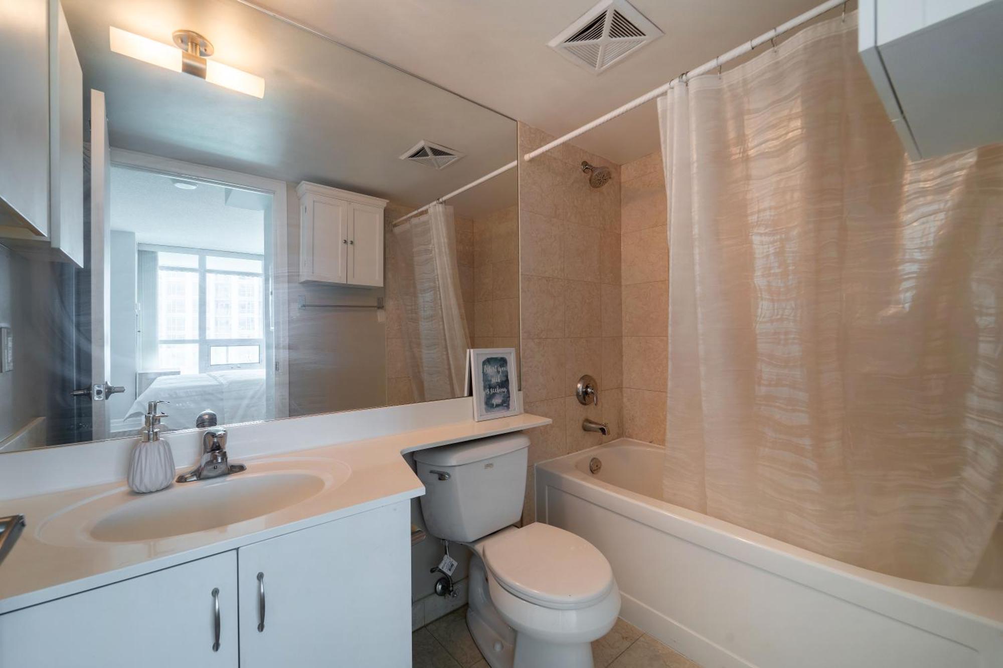 Spacious 2 Bedroom Plus Den, 2 Bath, Sleeps 5 With Balcony And Lakeview Downtown Toronto Condo المظهر الخارجي الصورة