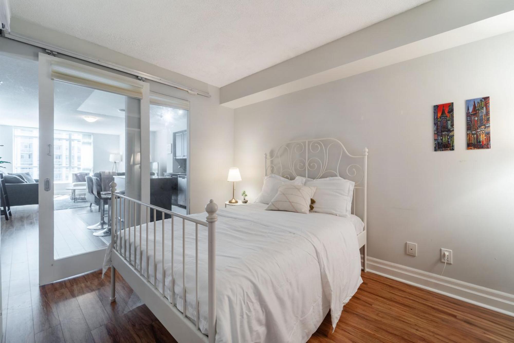 Spacious 2 Bedroom Plus Den, 2 Bath, Sleeps 5 With Balcony And Lakeview Downtown Toronto Condo المظهر الخارجي الصورة