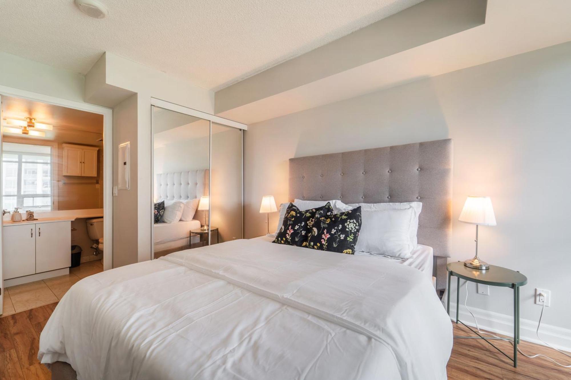 Spacious 2 Bedroom Plus Den, 2 Bath, Sleeps 5 With Balcony And Lakeview Downtown Toronto Condo المظهر الخارجي الصورة
