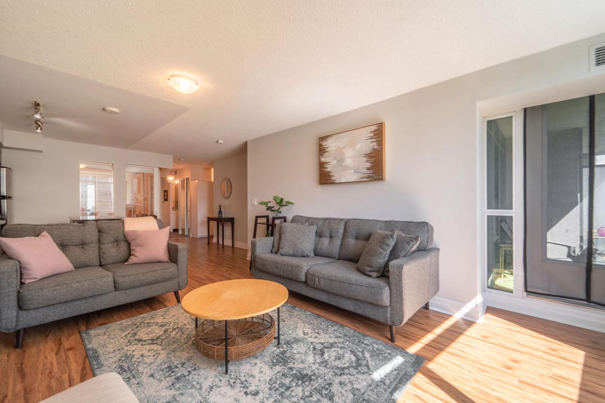 Spacious 2 Bedroom Plus Den, 2 Bath, Sleeps 5 With Balcony And Lakeview Downtown Toronto Condo المظهر الخارجي الصورة