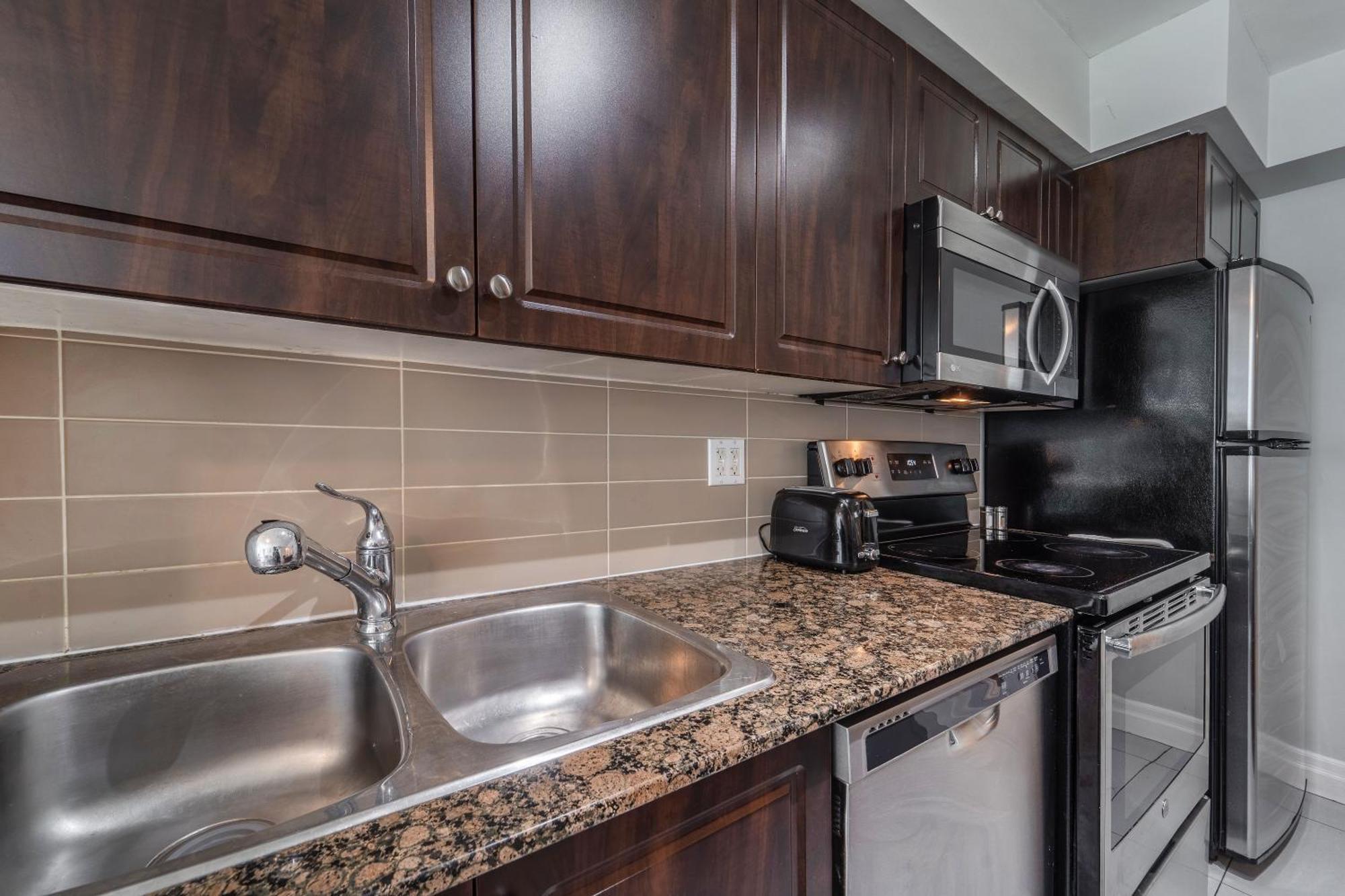 Spacious 2 Bedroom Plus Den, 2 Bath, Sleeps 5 With Balcony And Lakeview Downtown Toronto Condo المظهر الخارجي الصورة