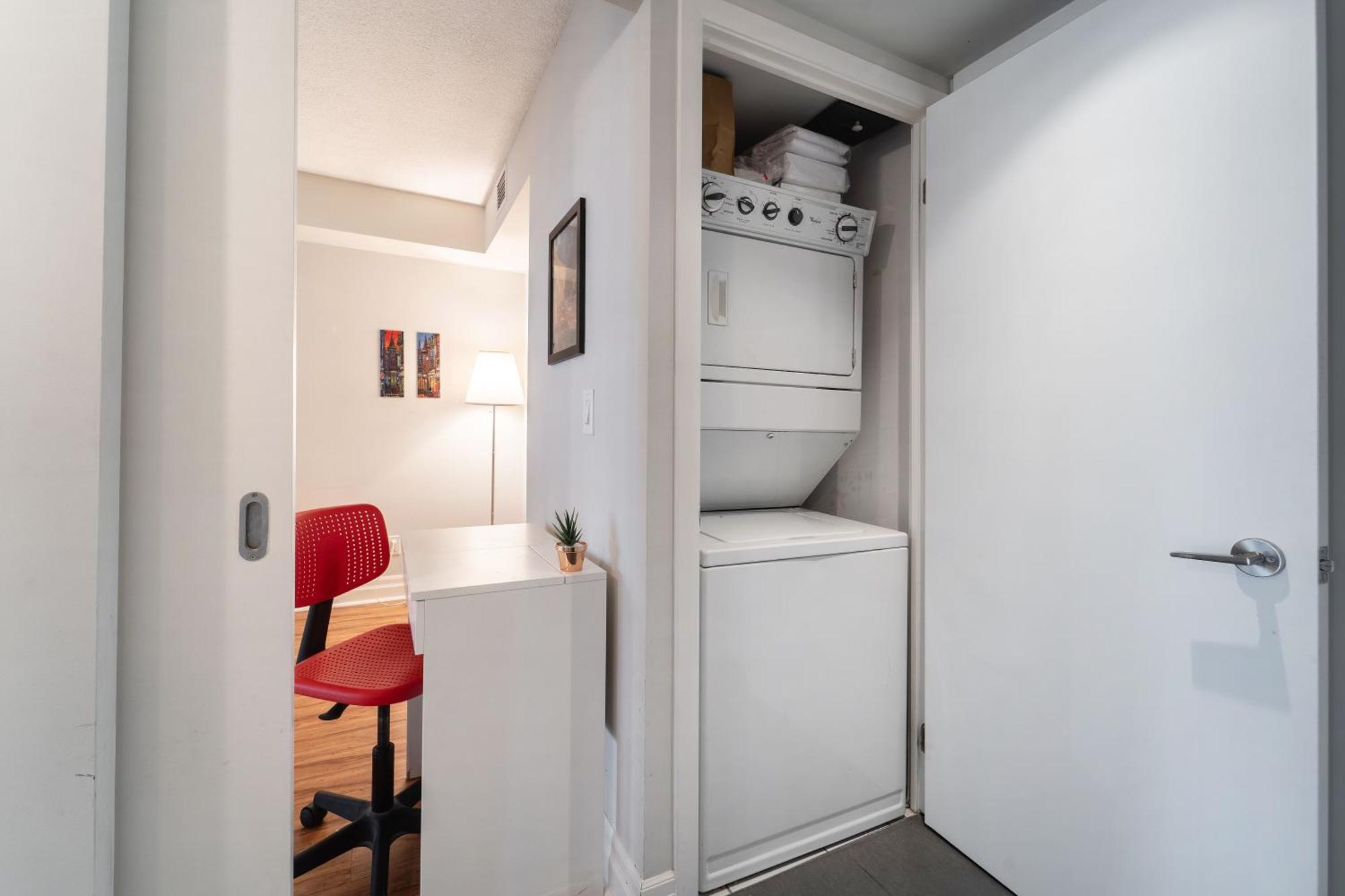 Spacious 2 Bedroom Plus Den, 2 Bath, Sleeps 5 With Balcony And Lakeview Downtown Toronto Condo المظهر الخارجي الصورة