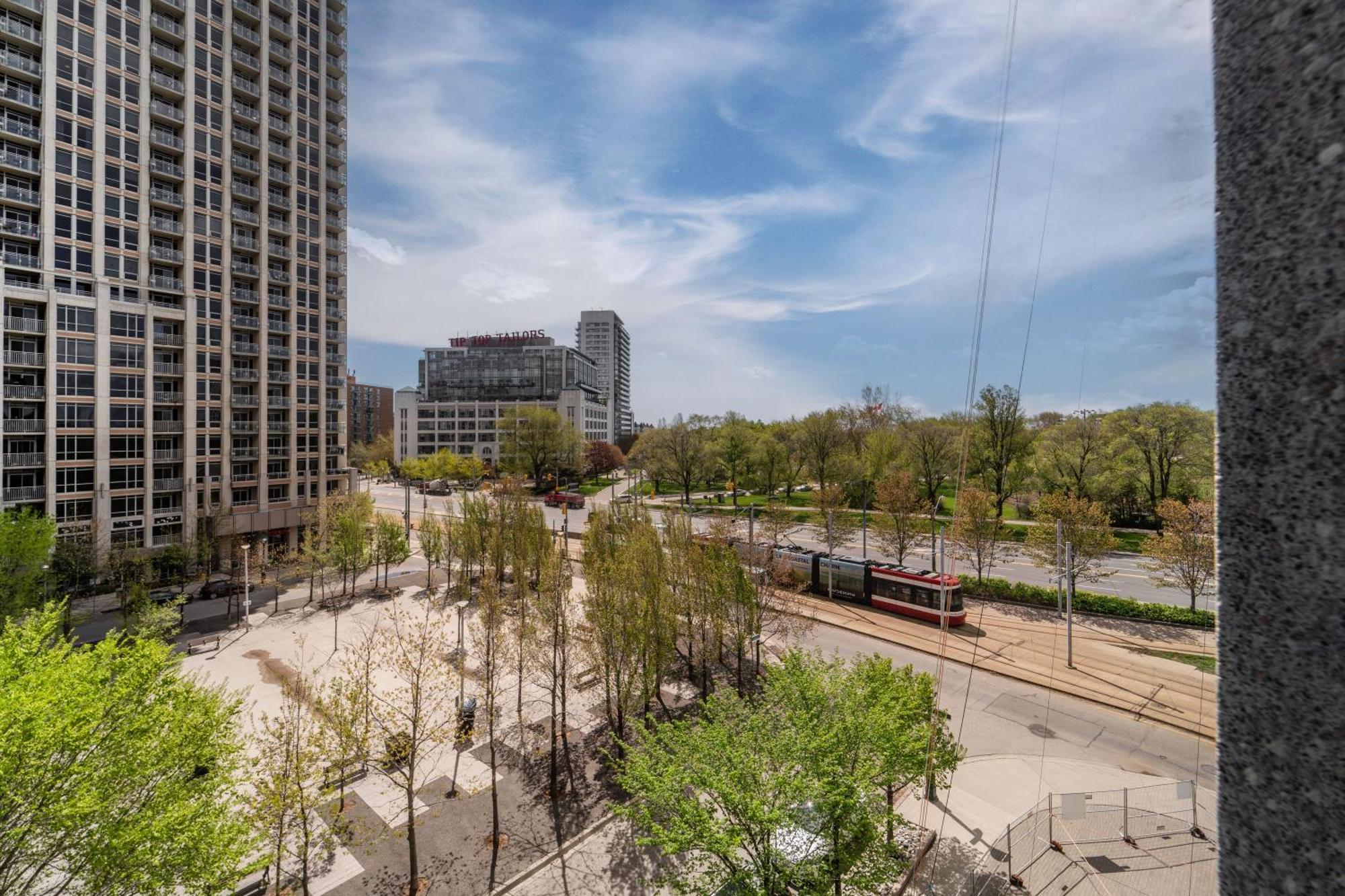 Spacious 2 Bedroom Plus Den, 2 Bath, Sleeps 5 With Balcony And Lakeview Downtown Toronto Condo المظهر الخارجي الصورة