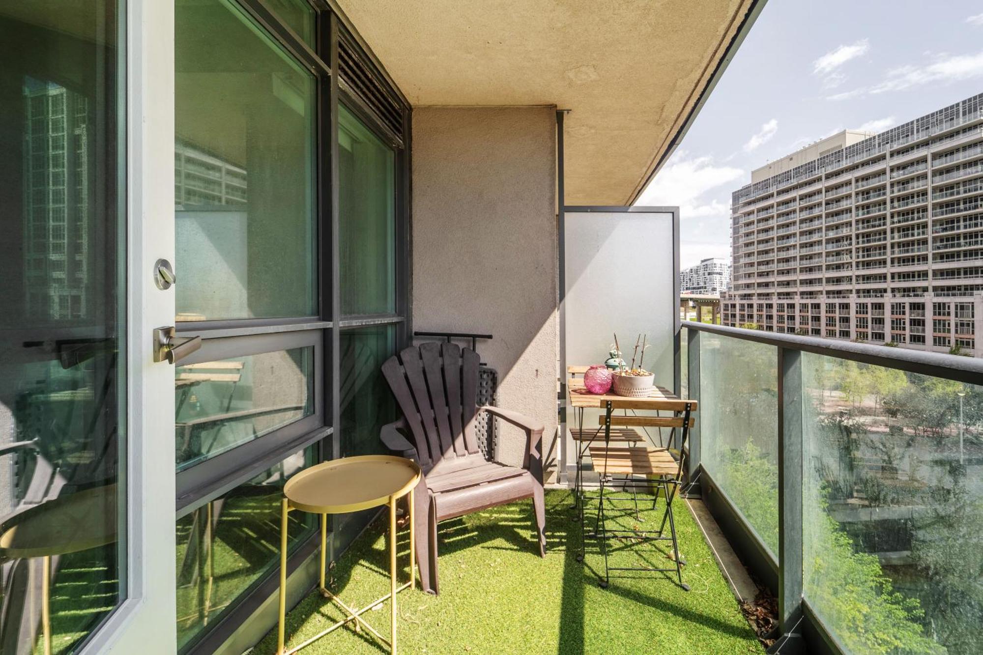 Spacious 2 Bedroom Plus Den, 2 Bath, Sleeps 5 With Balcony And Lakeview Downtown Toronto Condo المظهر الخارجي الصورة