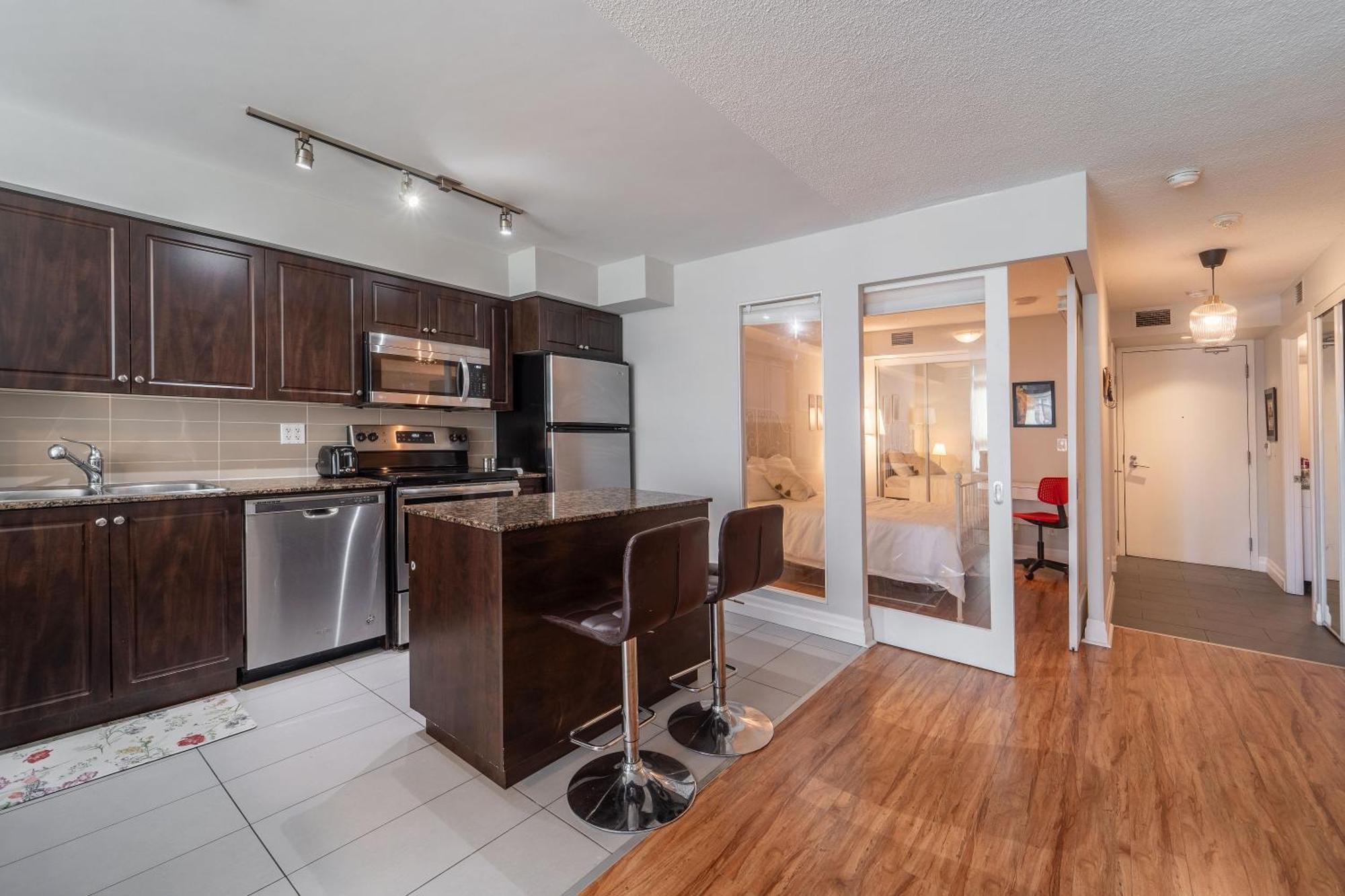 Spacious 2 Bedroom Plus Den, 2 Bath, Sleeps 5 With Balcony And Lakeview Downtown Toronto Condo المظهر الخارجي الصورة