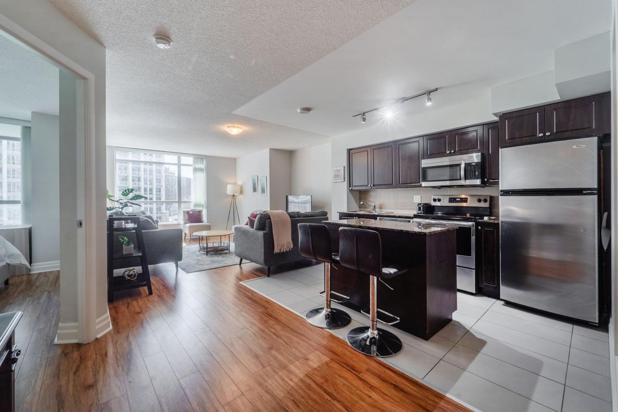 Spacious 2 Bedroom Plus Den, 2 Bath, Sleeps 5 With Balcony And Lakeview Downtown Toronto Condo المظهر الخارجي الصورة