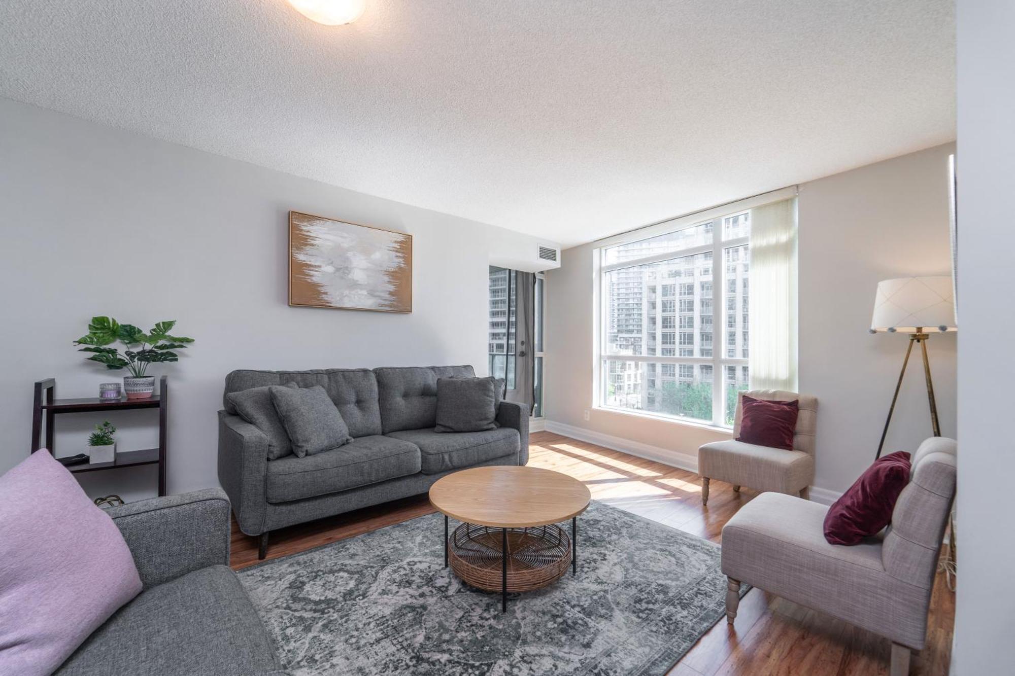 Spacious 2 Bedroom Plus Den, 2 Bath, Sleeps 5 With Balcony And Lakeview Downtown Toronto Condo المظهر الخارجي الصورة