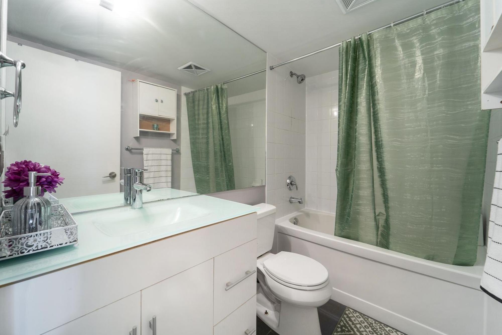 Spacious 2 Bedroom Plus Den, 2 Bath, Sleeps 5 With Balcony And Lakeview Downtown Toronto Condo المظهر الخارجي الصورة