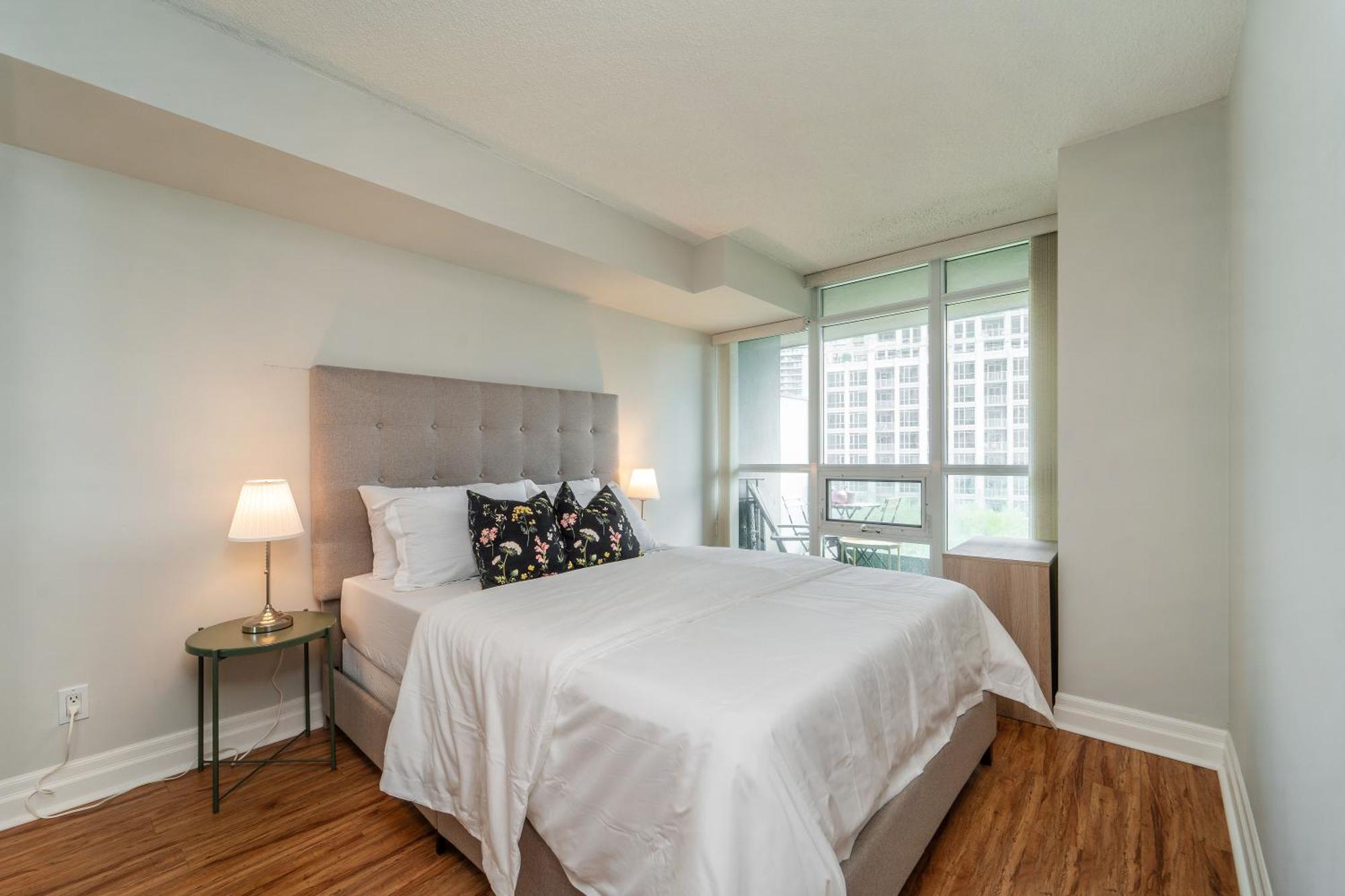 Spacious 2 Bedroom Plus Den, 2 Bath, Sleeps 5 With Balcony And Lakeview Downtown Toronto Condo المظهر الخارجي الصورة