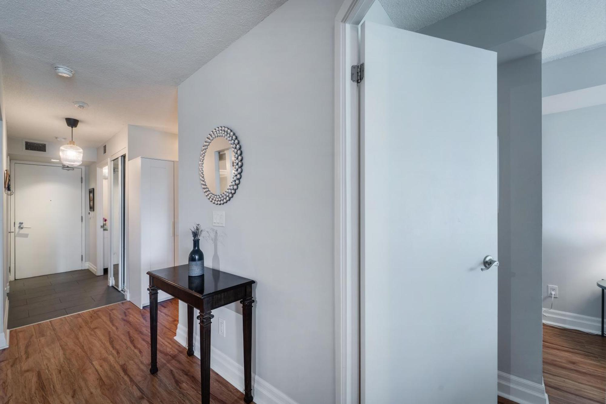 Spacious 2 Bedroom Plus Den, 2 Bath, Sleeps 5 With Balcony And Lakeview Downtown Toronto Condo المظهر الخارجي الصورة