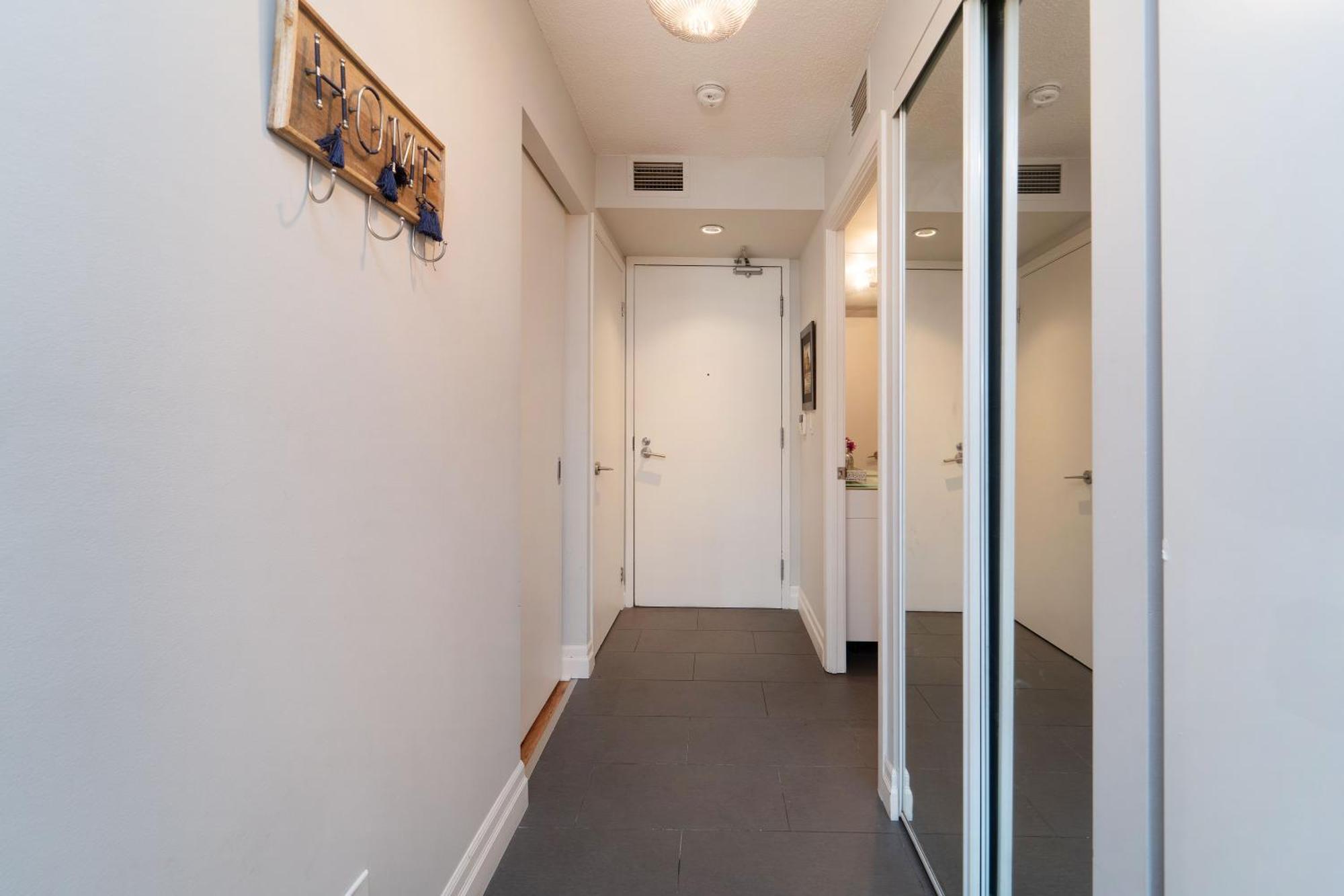 Spacious 2 Bedroom Plus Den, 2 Bath, Sleeps 5 With Balcony And Lakeview Downtown Toronto Condo المظهر الخارجي الصورة