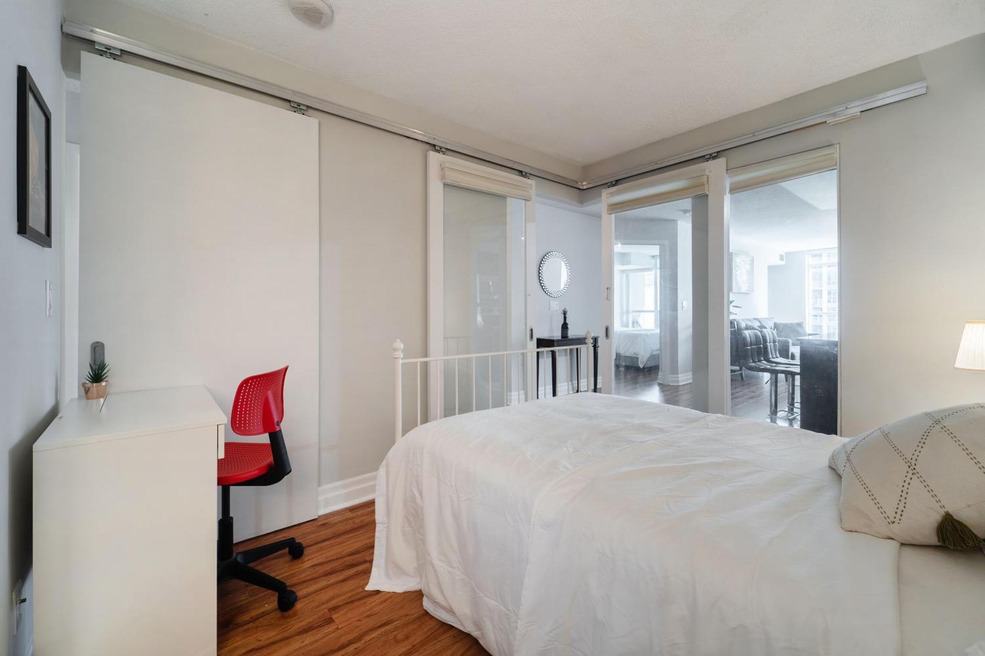 Spacious 2 Bedroom Plus Den, 2 Bath, Sleeps 5 With Balcony And Lakeview Downtown Toronto Condo المظهر الخارجي الصورة