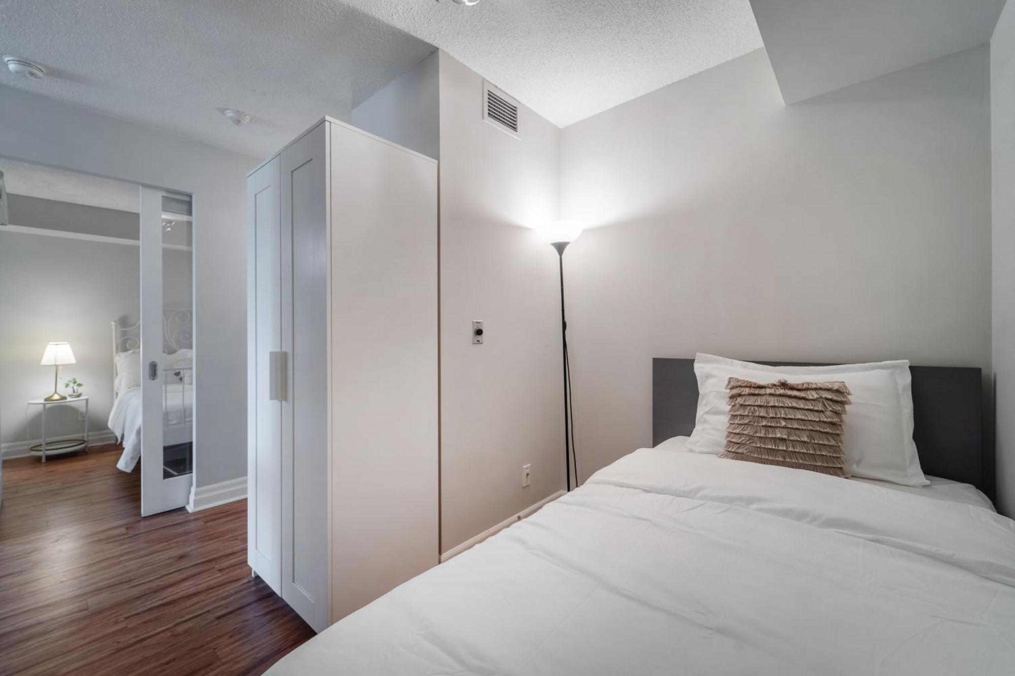 Spacious 2 Bedroom Plus Den, 2 Bath, Sleeps 5 With Balcony And Lakeview Downtown Toronto Condo المظهر الخارجي الصورة