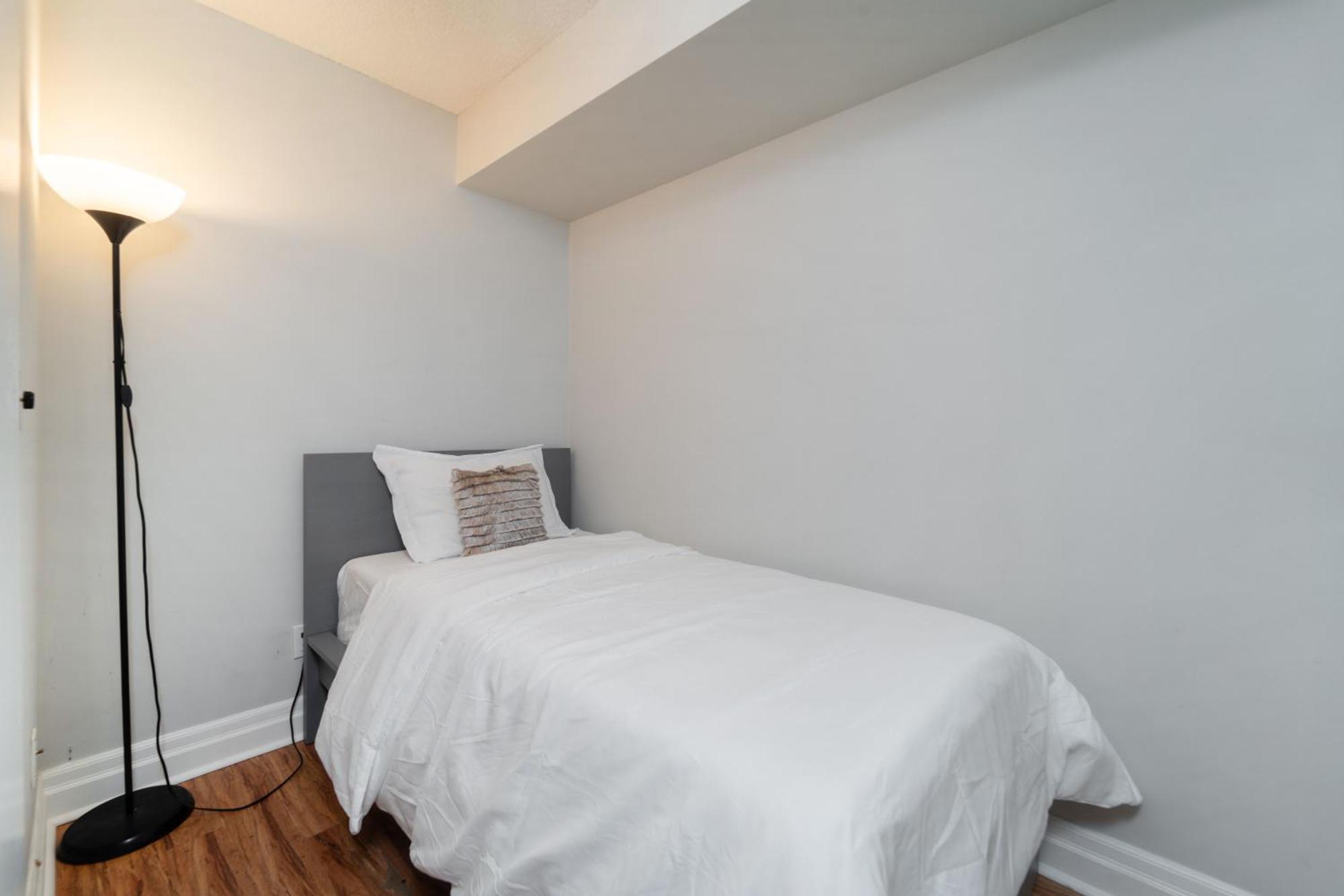 Spacious 2 Bedroom Plus Den, 2 Bath, Sleeps 5 With Balcony And Lakeview Downtown Toronto Condo المظهر الخارجي الصورة