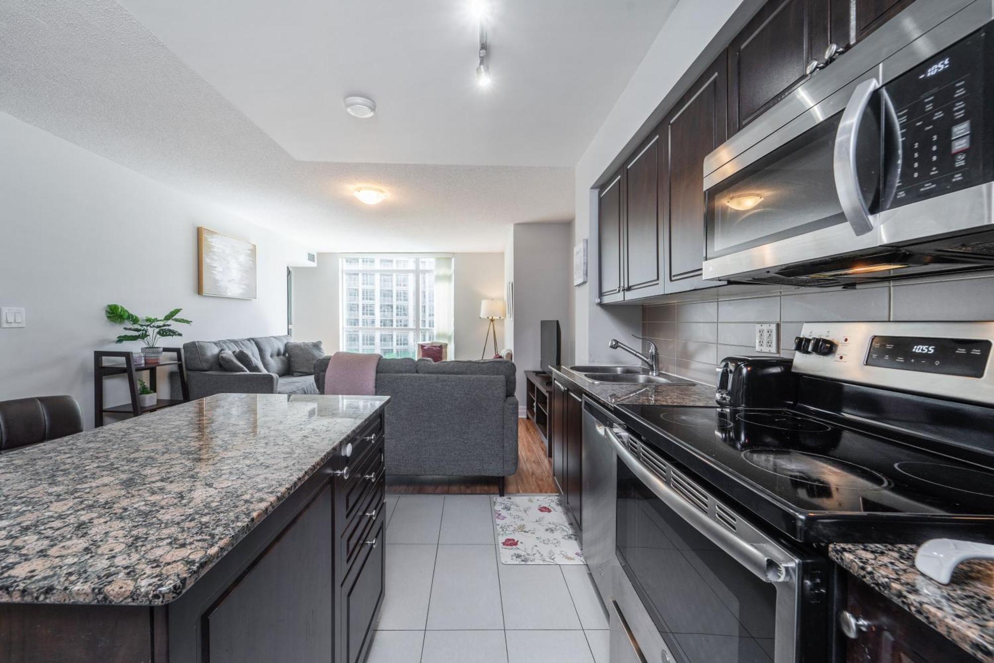 Spacious 2 Bedroom Plus Den, 2 Bath, Sleeps 5 With Balcony And Lakeview Downtown Toronto Condo المظهر الخارجي الصورة