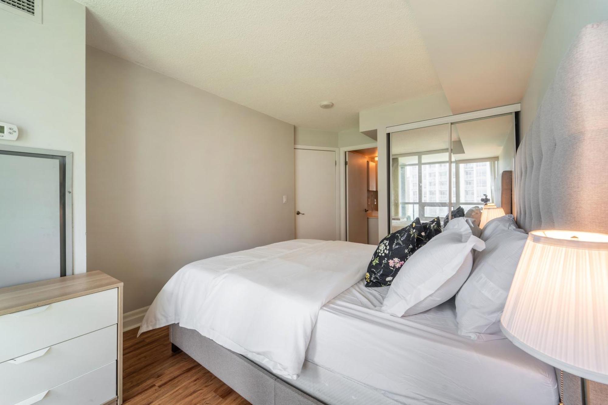 Spacious 2 Bedroom Plus Den, 2 Bath, Sleeps 5 With Balcony And Lakeview Downtown Toronto Condo المظهر الخارجي الصورة