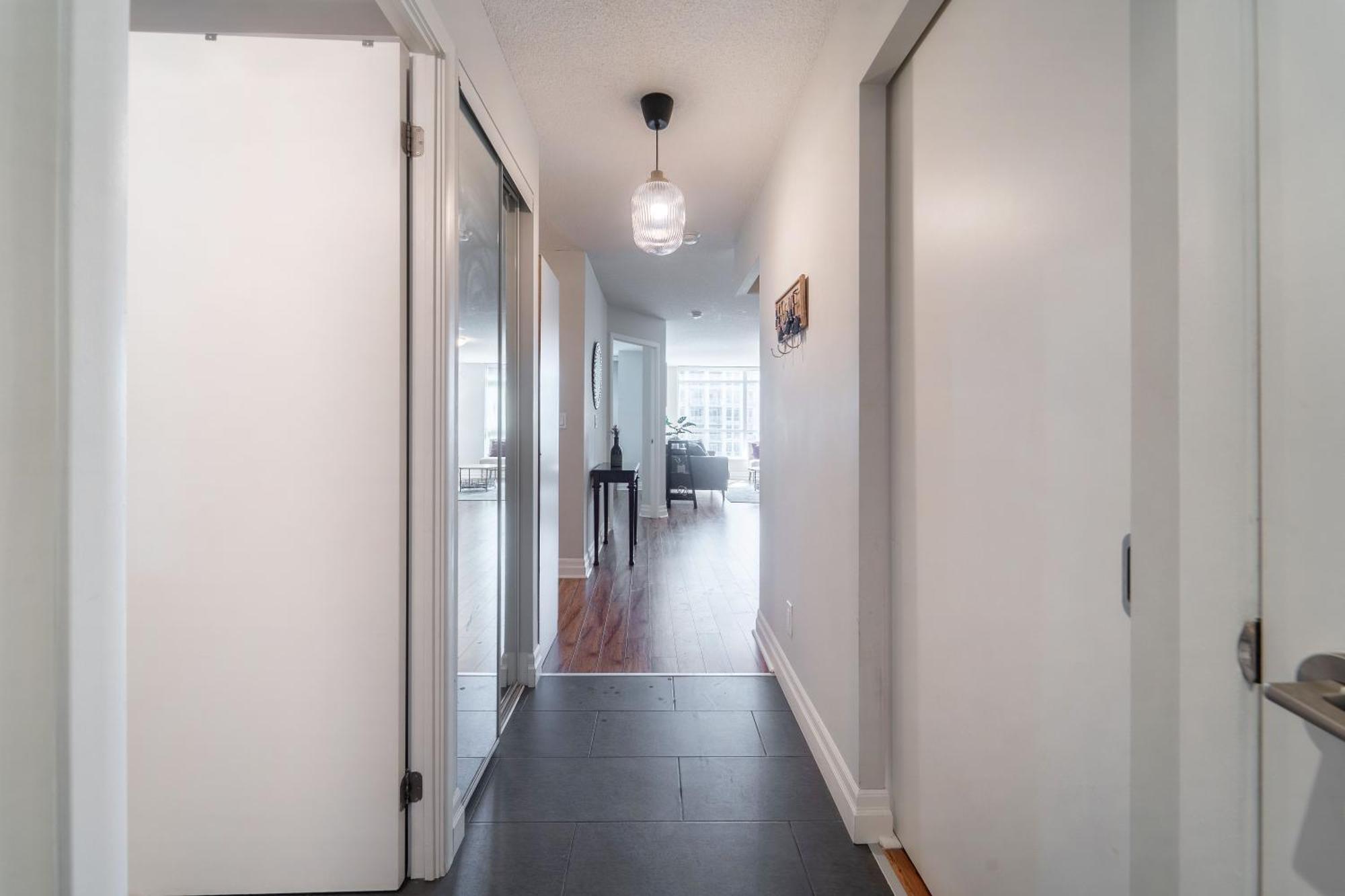 Spacious 2 Bedroom Plus Den, 2 Bath, Sleeps 5 With Balcony And Lakeview Downtown Toronto Condo المظهر الخارجي الصورة