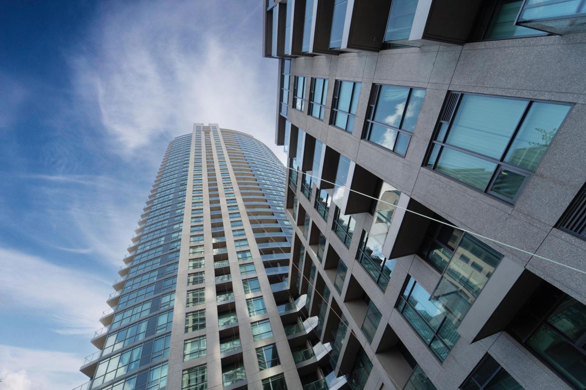 Spacious 2 Bedroom Plus Den, 2 Bath, Sleeps 5 With Balcony And Lakeview Downtown Toronto Condo المظهر الخارجي الصورة