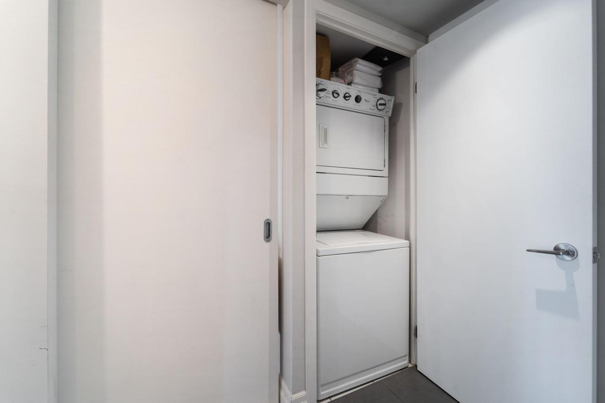 Spacious 2 Bedroom Plus Den, 2 Bath, Sleeps 5 With Balcony And Lakeview Downtown Toronto Condo المظهر الخارجي الصورة